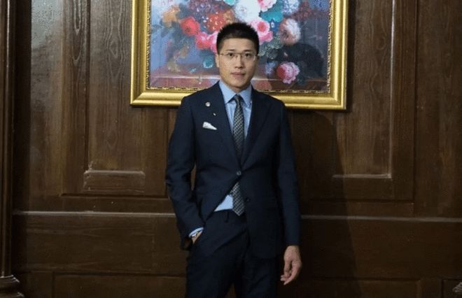 火爆全网的金融圈“人类高质量男性”,真实身份只是上海的外汇徐经理?